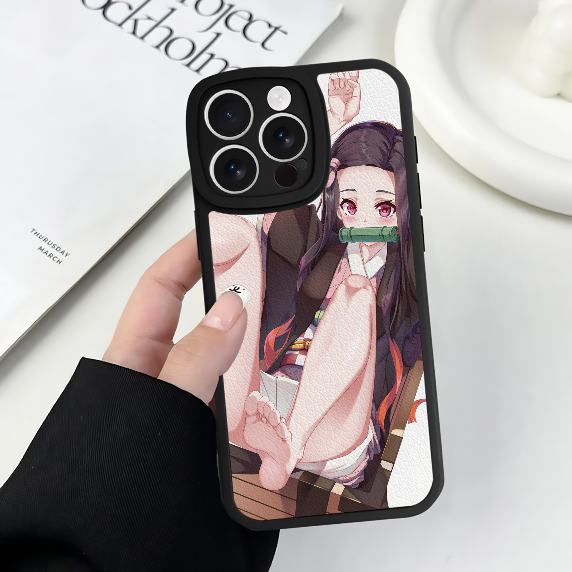 （画像用） 鬼滅の刃（きめつのやいば）竈門 禰󠄀豆子／かまど ねずこ Kamado Nezuko 【iPhone 16シリーズ対応】シリコンスマホケース（レザー調） 材質：シリコン